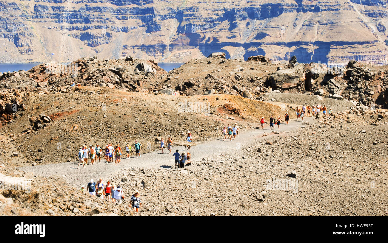 Linee di turisti snake fino la centrale di isola di Santorini, Grecia Foto Stock