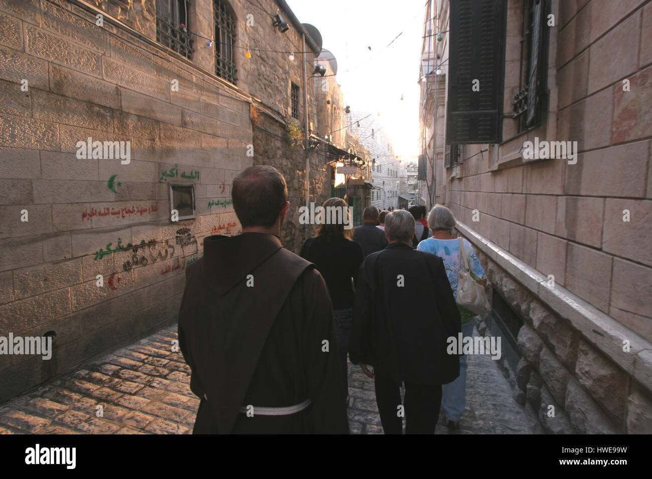 La Via Dolorosa, Stazioni della Croce. I pellegrini che visitano la Terra Santa, passare il percorso che Gesù ha portato la croce del Calvario. Gerusalemme Foto Stock
