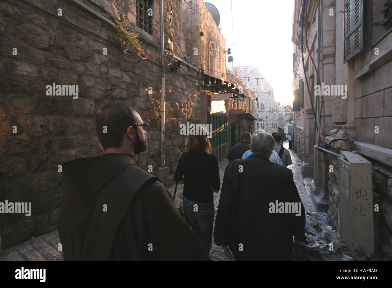 La Via Dolorosa, Stazioni della Croce. I pellegrini che visitano la Terra Santa, passare il percorso che Gesù ha portato la croce del Calvario. Gerusalemme Foto Stock