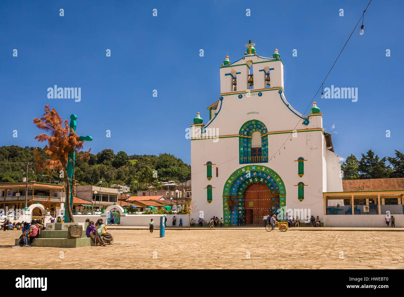 La chiesa e la piazza di Chamula, Chiapas, Messico. Foto Stock