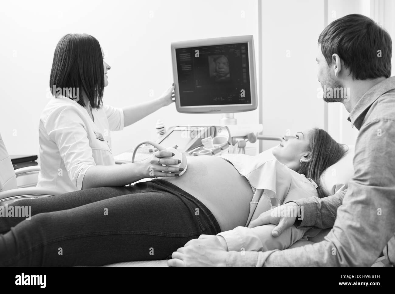 Girato in bianco e nero di un amorevole coppia incinta all'ospedale Foto Stock Girato in bianco e nero di un amorevole coppia incinta all'ospedale Foto Stock