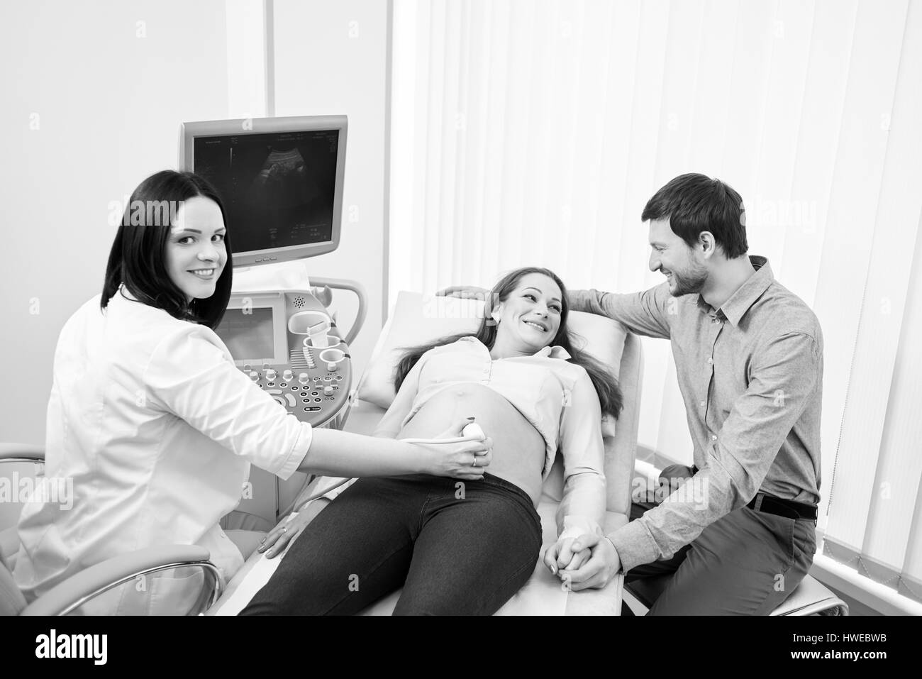 Girato in bianco e nero di un amorevole coppia incinta all'ospedale Foto Stock