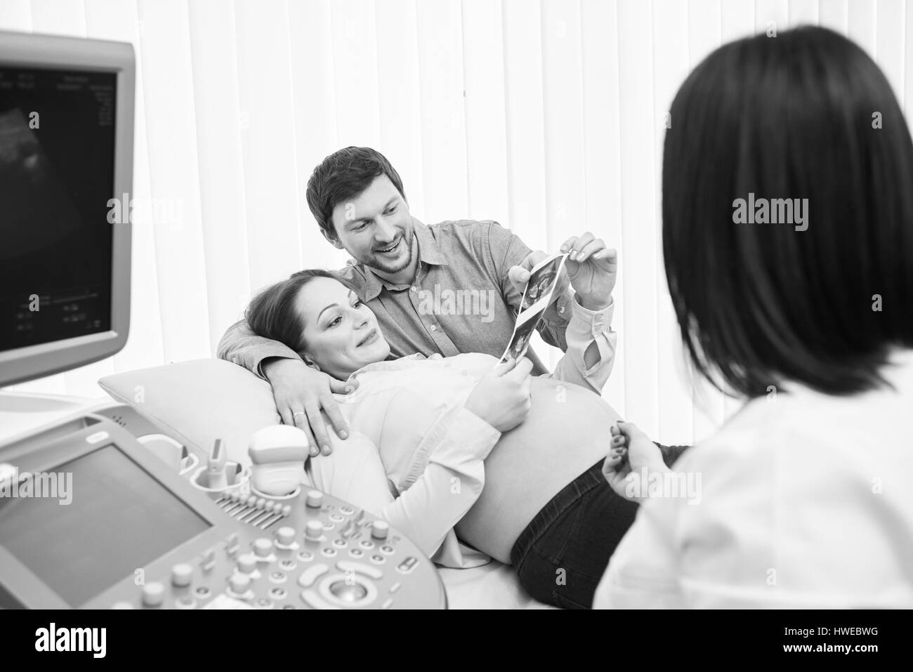 Girato in bianco e nero di un amorevole coppia incinta all'ospedale Foto Stock