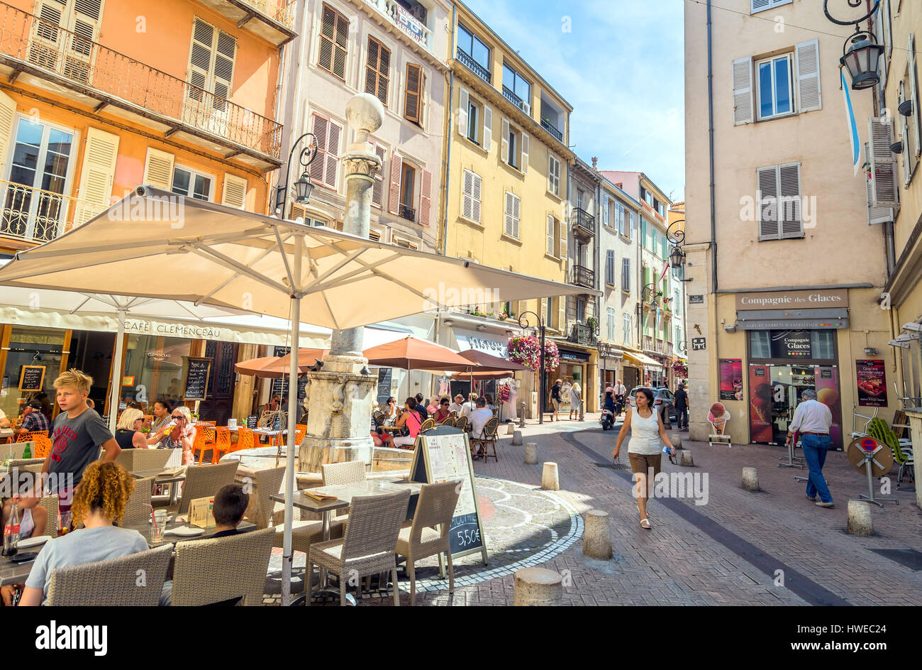 Antibes, Francia - 29 Giugno 2016: visualizzazione giorno del tipico dowmtown street a Antibes, Francia. Antibes è una popolare località balneare nel cuore della Cote d' Foto Stock