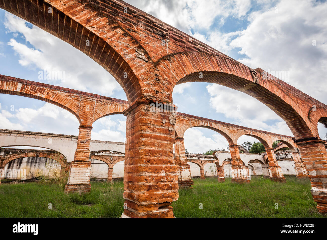 Vecchio abbandonato archi presso la ex-Hacienda Gogorron in San Luis Potosi, Messico. Foto Stock