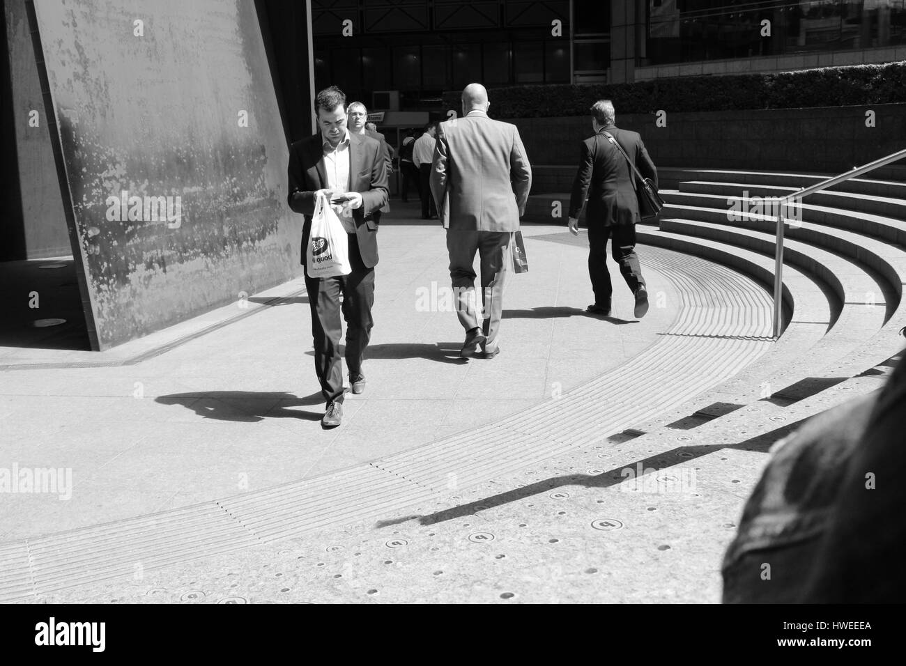 Persone che camminano in strada nuova stazione Liverpool street in bianco e nero Foto Stock