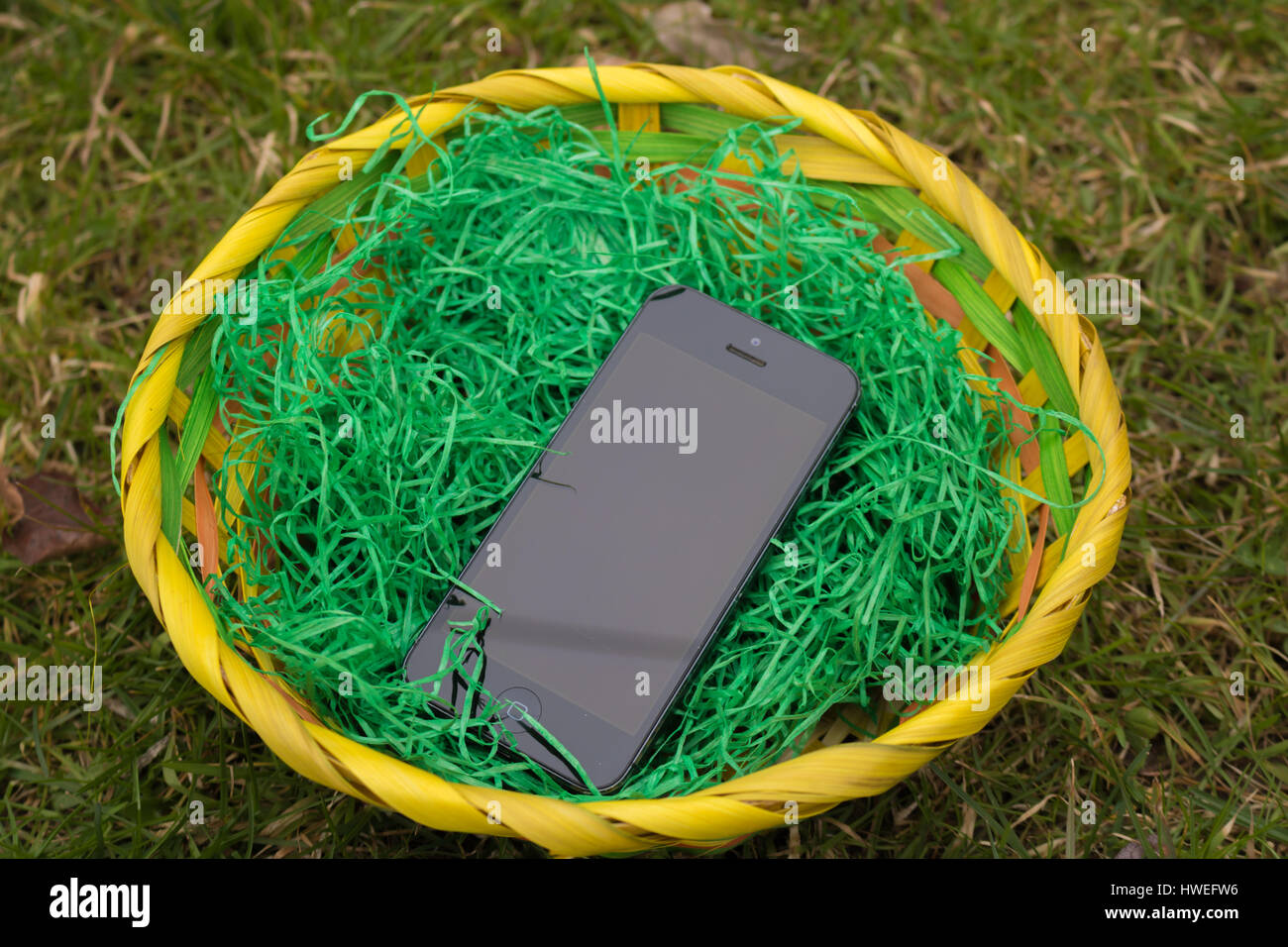 Smartphone, Pasqua, nido, uovo, app, cellulare, telefono, applicazione, aprile, orientale, celebrazione, cellulare, cellulari, closeup, telefono, foto, schermo, seasona Foto Stock