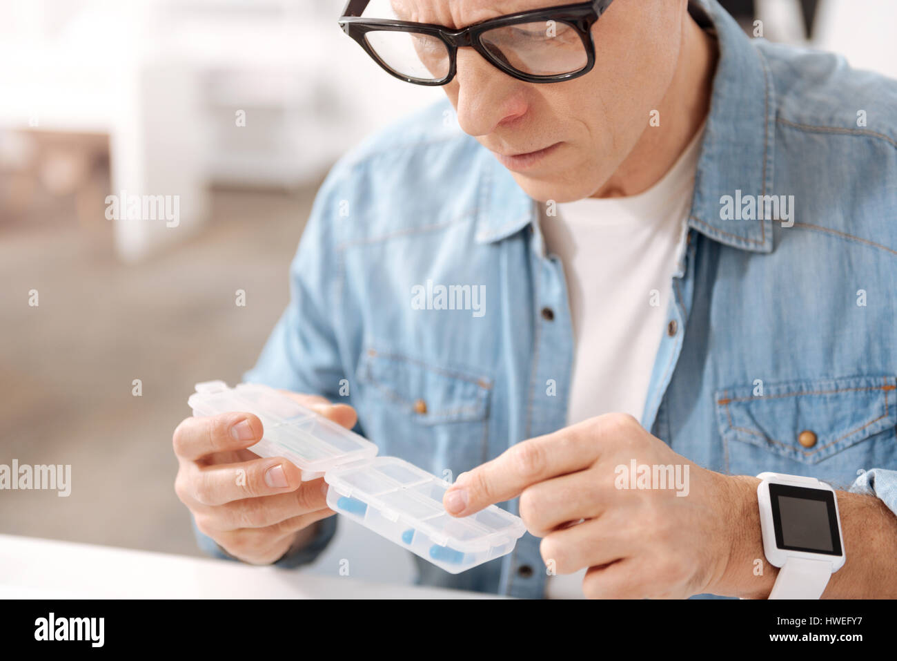 Lavoratore serio scegliendo necessario tablet Foto Stock
