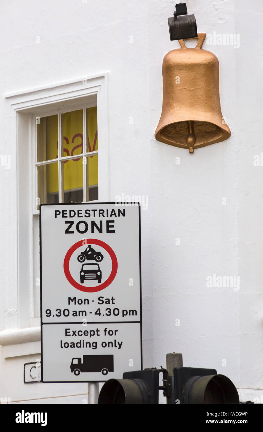 Cirencester - Zona pedonale cartello stradale lun-sab 9:30am-4:30 pm tranne per il caricamento solo a Cricklade St/mercato, Pl, Cirencester Gloucestershire in Marzo Foto Stock