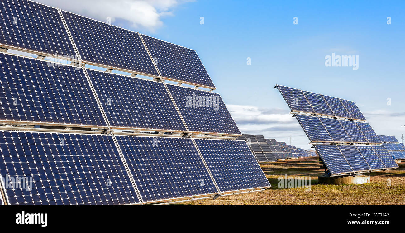 Pannello solare in impianti energetici utilizzando fonti di energia rinnovabili di sun. Foto Stock