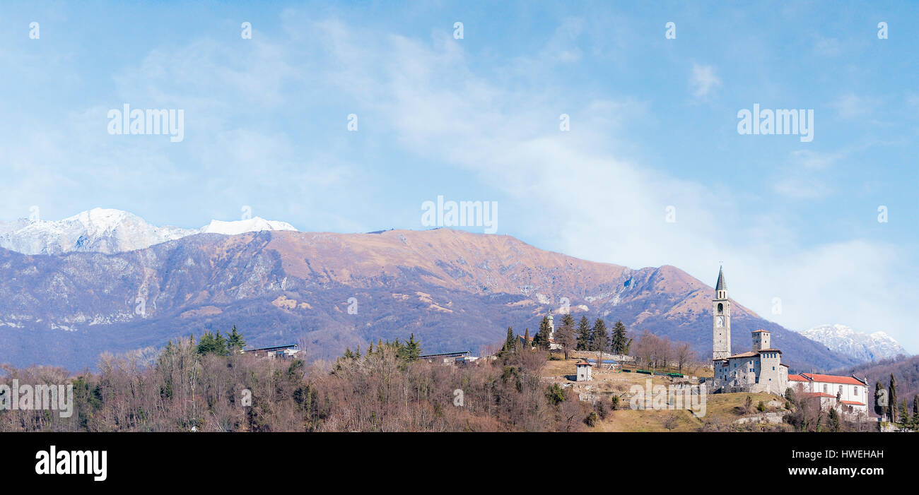 Paesaggio di montagna con castello e torre campanaria. Artegna , Friuli Italia Foto Stock