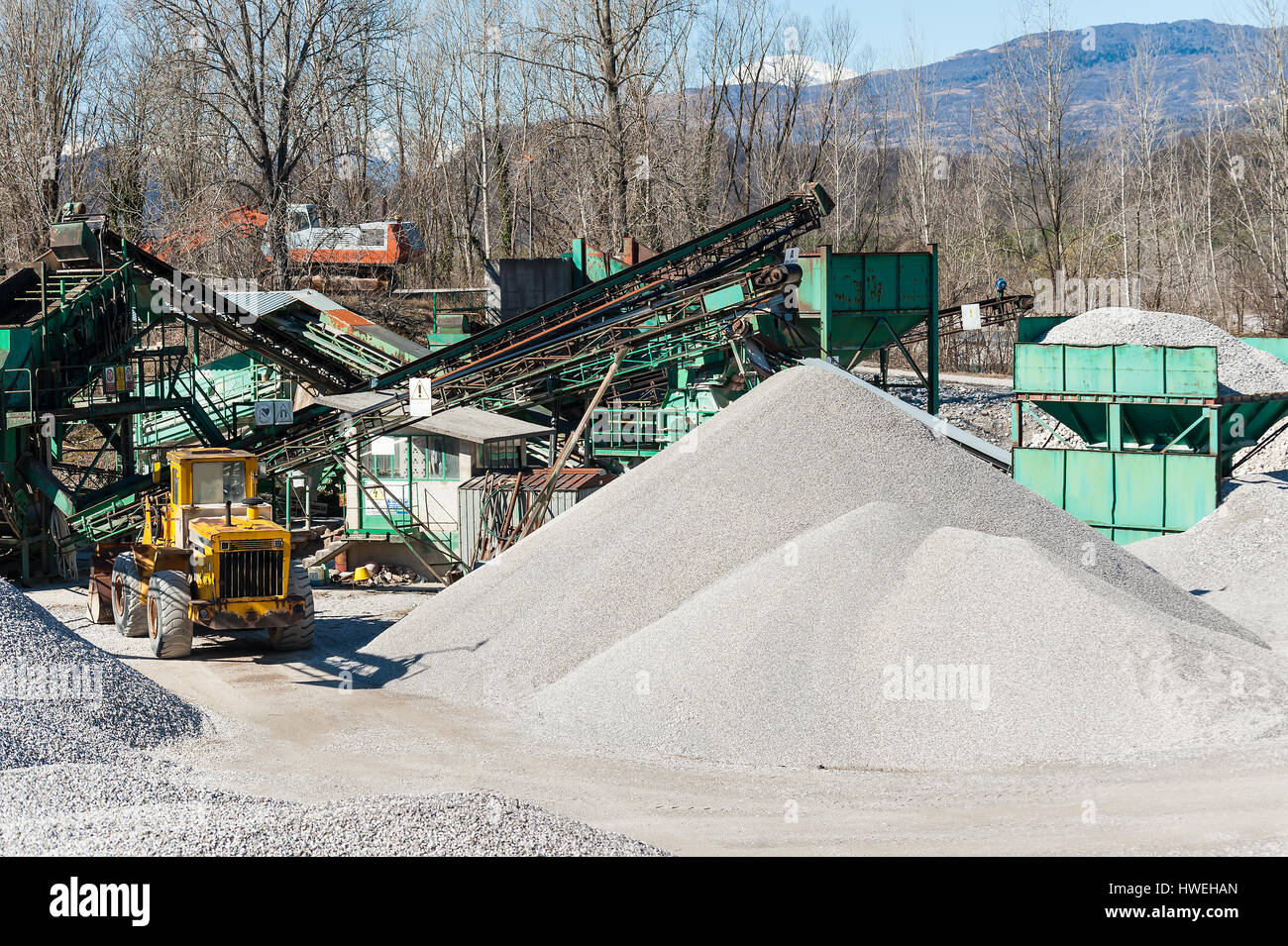 Estrazione di ghiaia. Distribuzione di macchine e la classificazione in base alle dimensioni della ghiaia. Nastri trasportatori per il trasporto di ghiaia.cava di ghiaia. Industria edile. Foto Stock