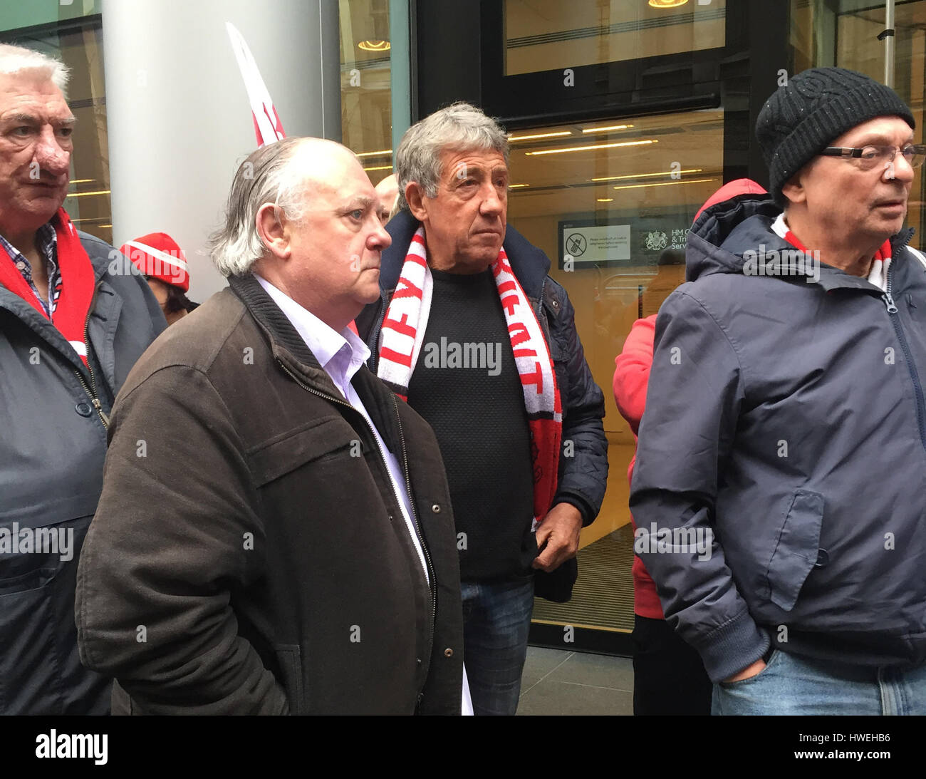 Leyton Orient tifosi fuori la High Court di Londra, dopo la east London club servita una petizione il 1 marzo oltre al mancato pagamento di imposte - ritiene di essere un significativo a sei cifre. Foto Stock