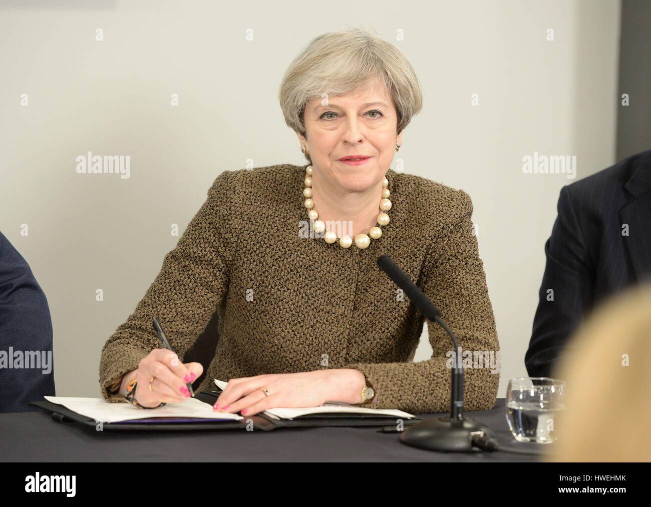 Il primo ministro Theresa Maggio segni a Swansea City trattare durante una riunione presso il Liberty Stadium di Swansea, come ella si affaccia la pressione per mantenere l'Unione insieme nella scia delle divisioni Brexit votazione. Foto Stock