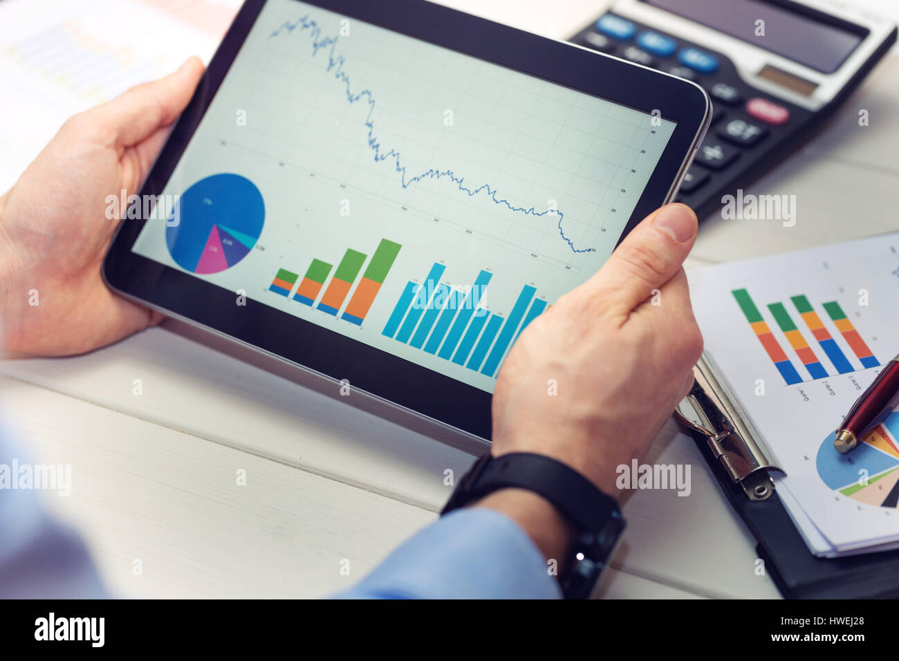 Imprenditore azienda digitale compressa con grafici e report grafici Foto Stock