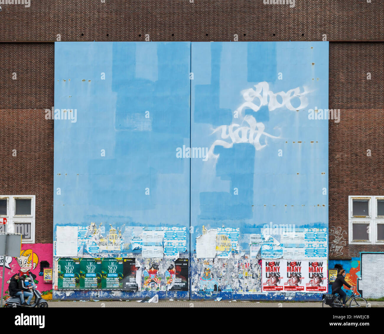 Enormi porte verniciate e graffiti sul lato di un edificio sul molo NDSM in Amsterdam, Paesi Bassi Foto Stock