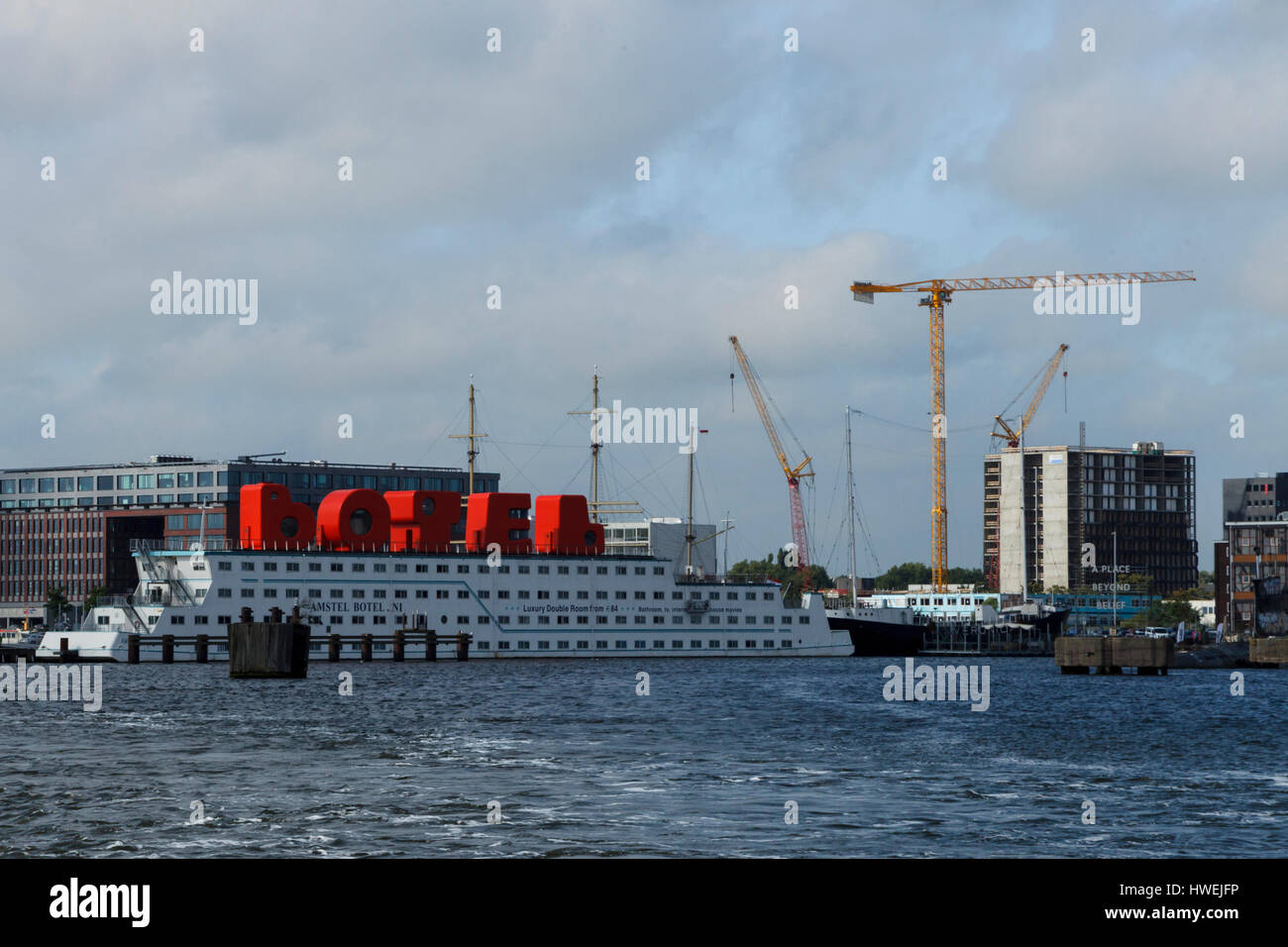 Botel, l'hotel galleggiante ormeggiato al molo NDSM in Amsterdam Foto Stock