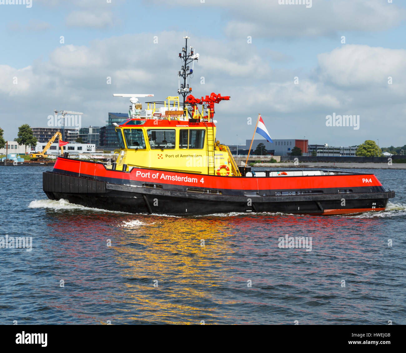 Un rimorchiatore sul fiume Ij, Amsterdam, Olanda Foto Stock