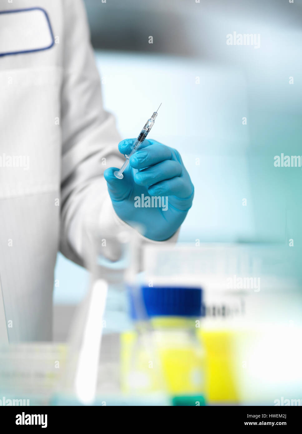 La ricerca farmaceutica, medico preparare una siringa per una prova medica Foto Stock