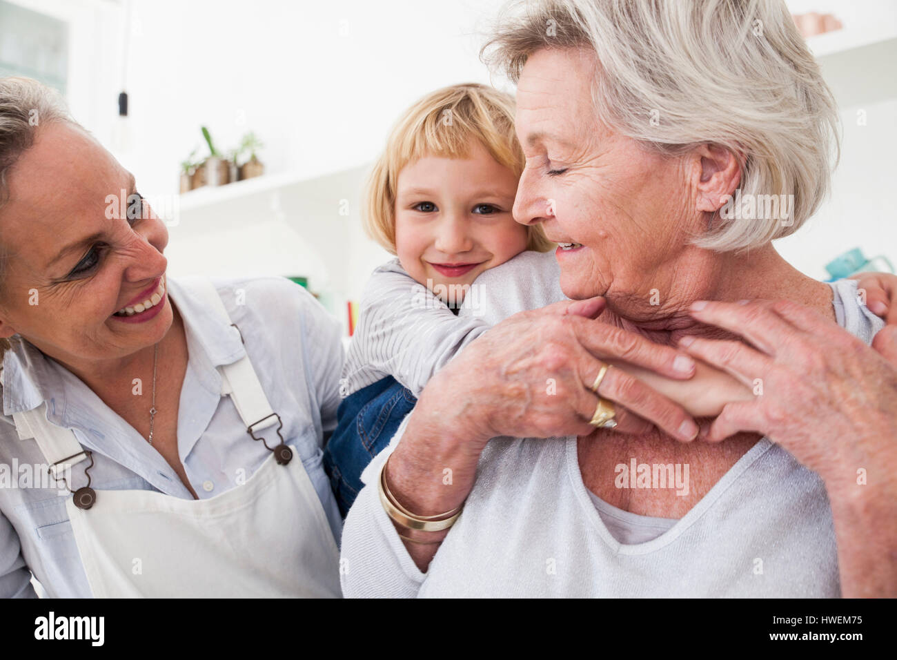 Ritratto di una ragazza madre e nonna in cucina Foto Stock