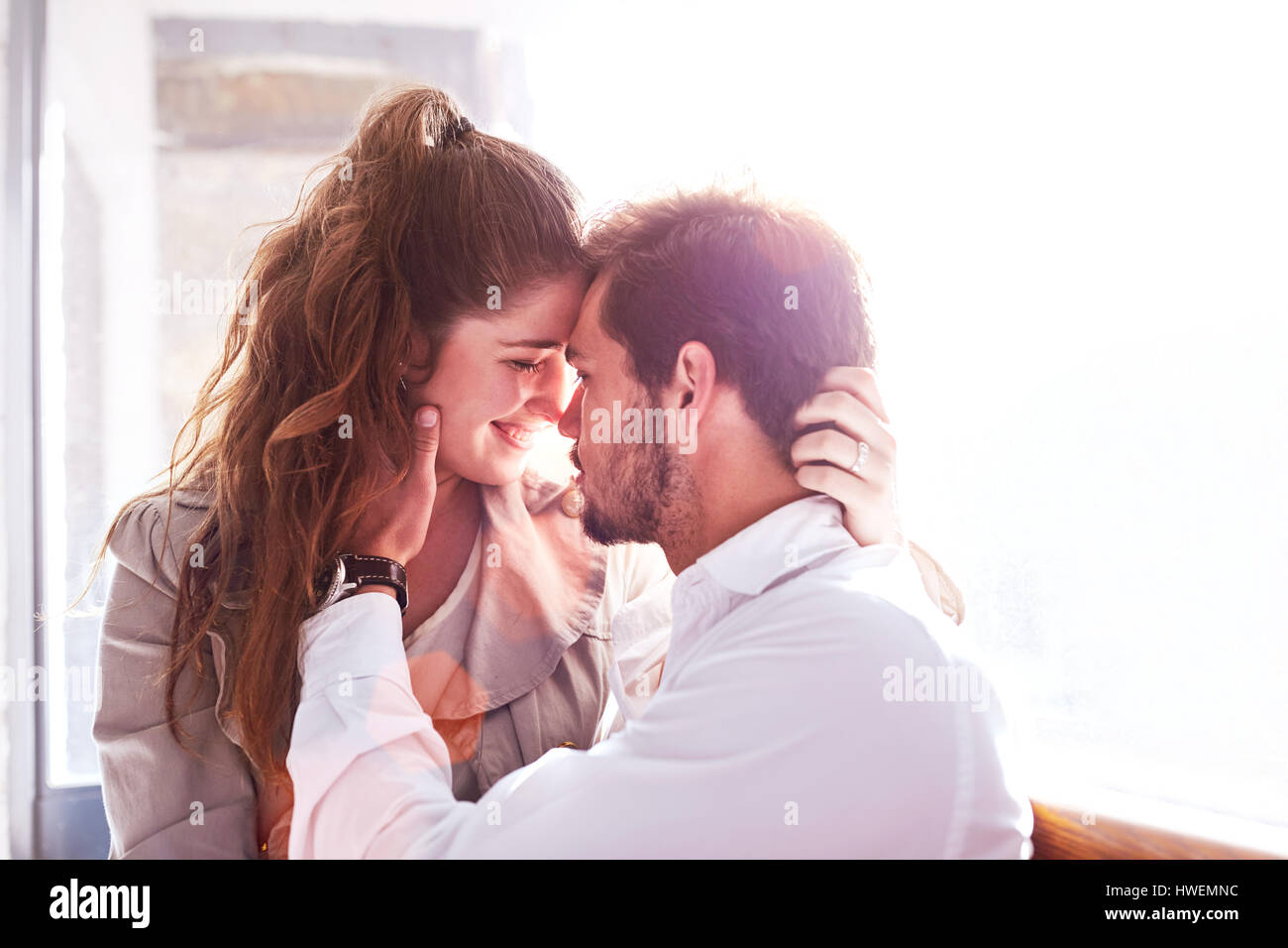 Romantico coppia giovane faccia a faccia in ufficio Foto Stock