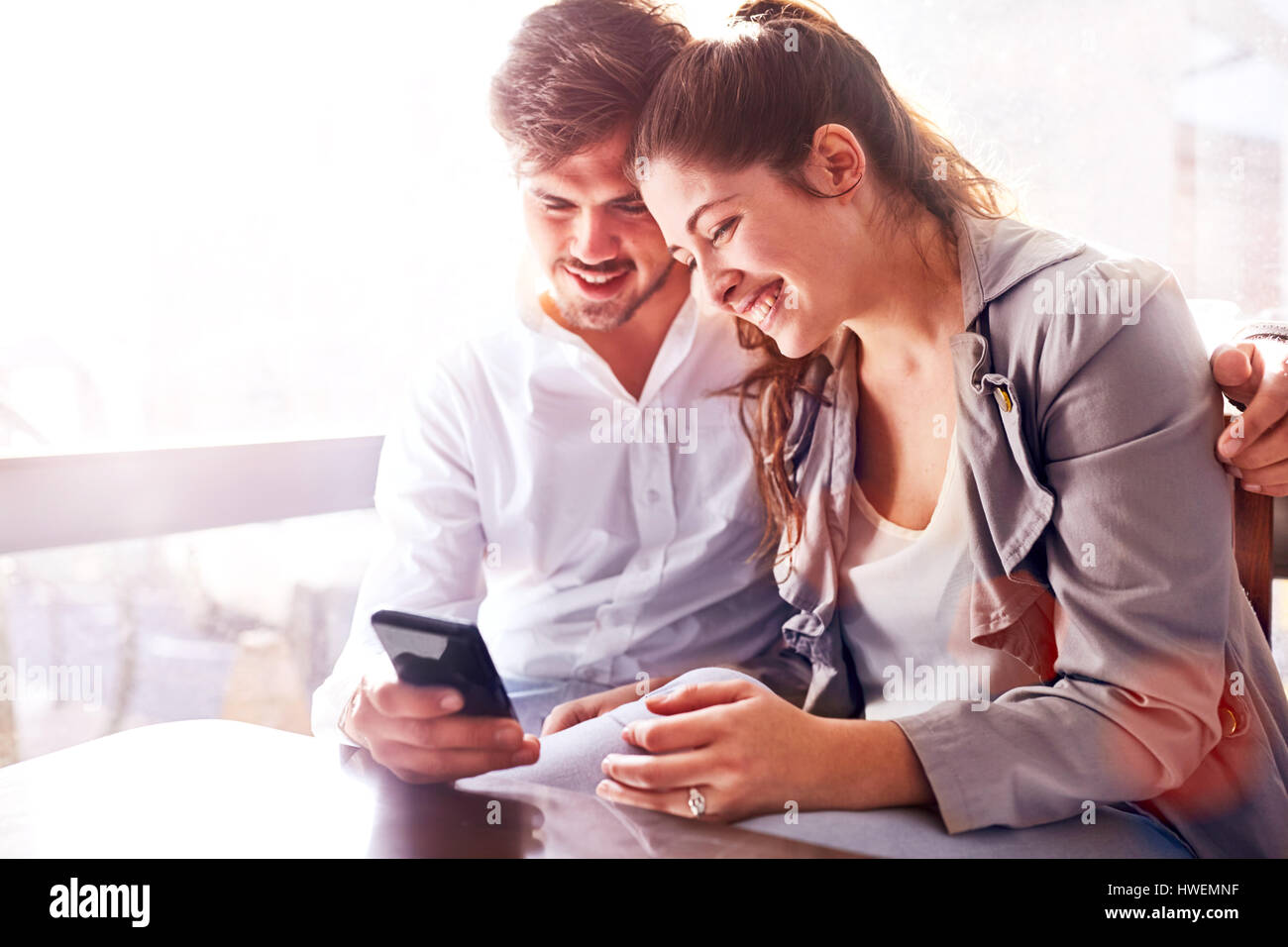 Imprenditore e la donna guardando smartphone in ufficio Foto Stock