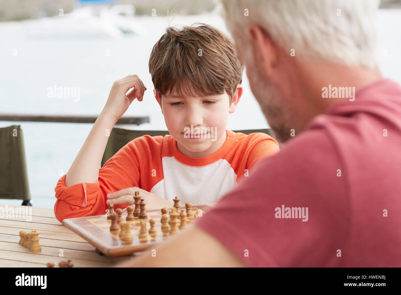 Nonno e nipote giocando a scacchi Foto Stock