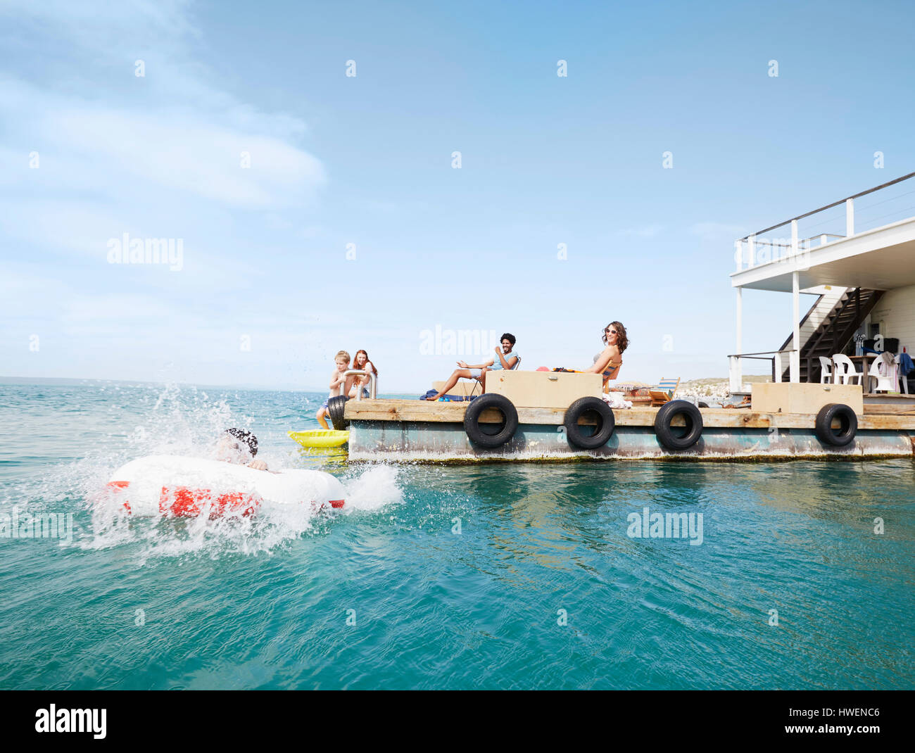 Famiglia avente divertimento su houseboat sun deck, Kraalbaai, Sud Africa Foto Stock
