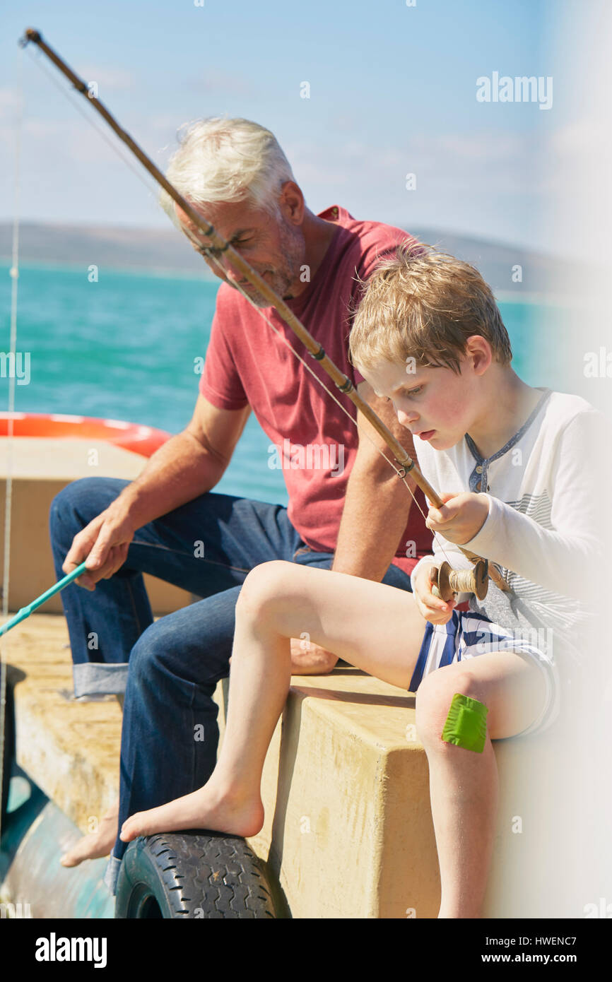 Nonno e nipote di pesca sul houseboat sun deck, Kraalbaai, Sud Africa Foto Stock