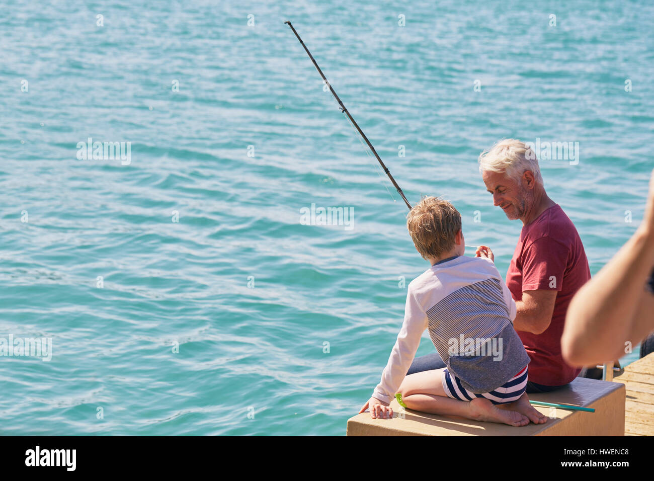 Nonno e nipote di pesca sul houseboat sun deck, Kraalbaai, Sud Africa Foto Stock