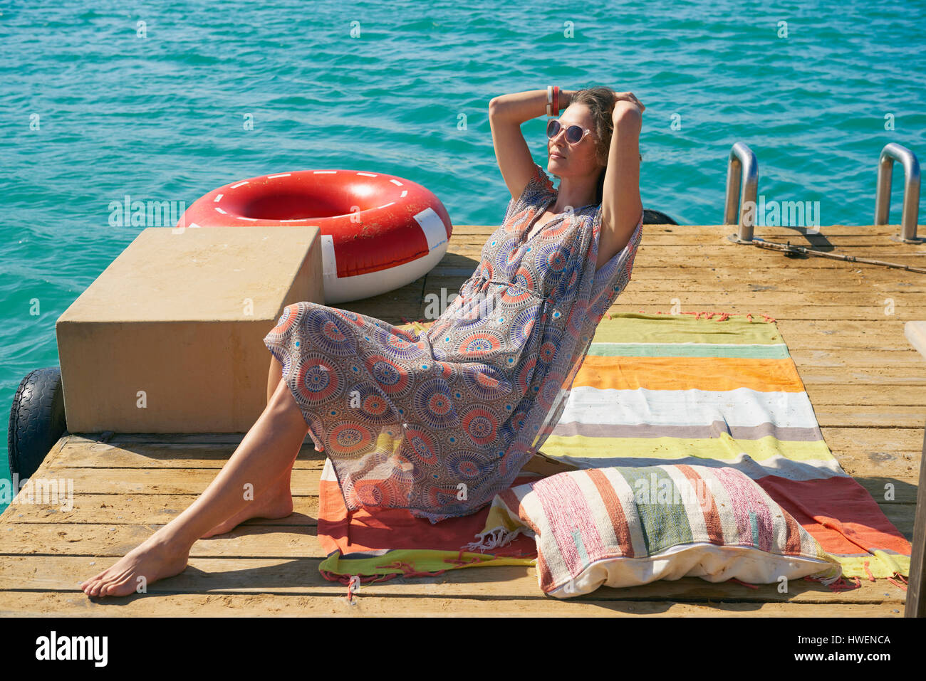 La donna a prendere il sole su houseboat sun deck, Kraalbaai, Sud Africa Foto Stock
