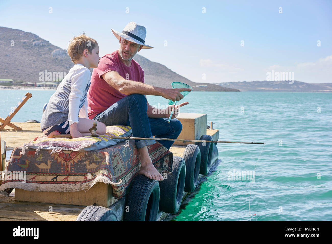 Nonno e nipote di pesca sul houseboat sun deck, Kraalbaai, Sud Africa Foto Stock