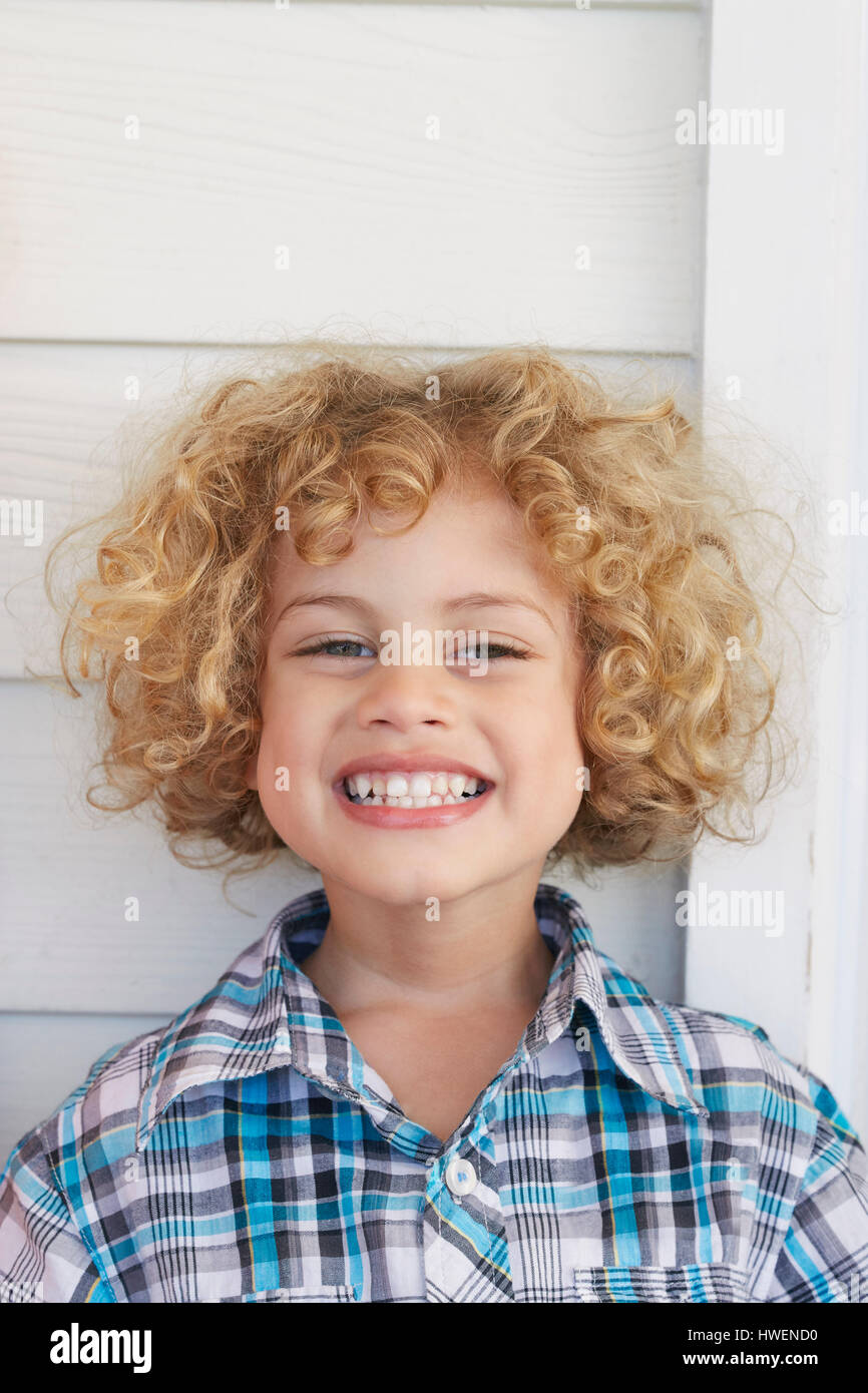 Ritratto di ragazzo che guarda in telecamera sorridente Foto Stock