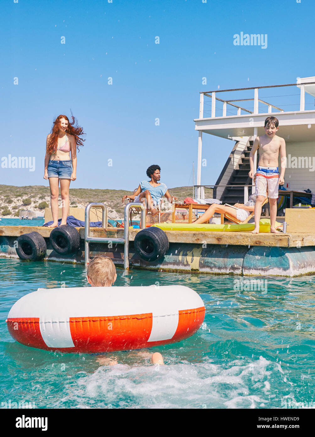 Famiglia avente divertimento su houseboat sun deck, Kraalbaai, Sud Africa Foto Stock