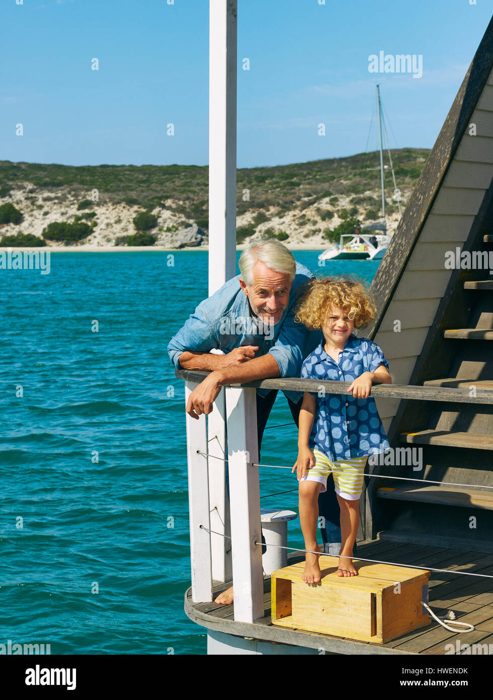 Nonno e nipote sulla casa galleggiante, Kraalbaai, Sud Africa Foto Stock