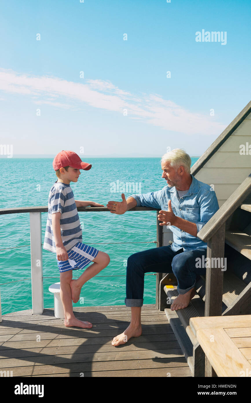Nonno e nipote sulla casa galleggiante, Kraalbaai, Sud Africa Foto Stock