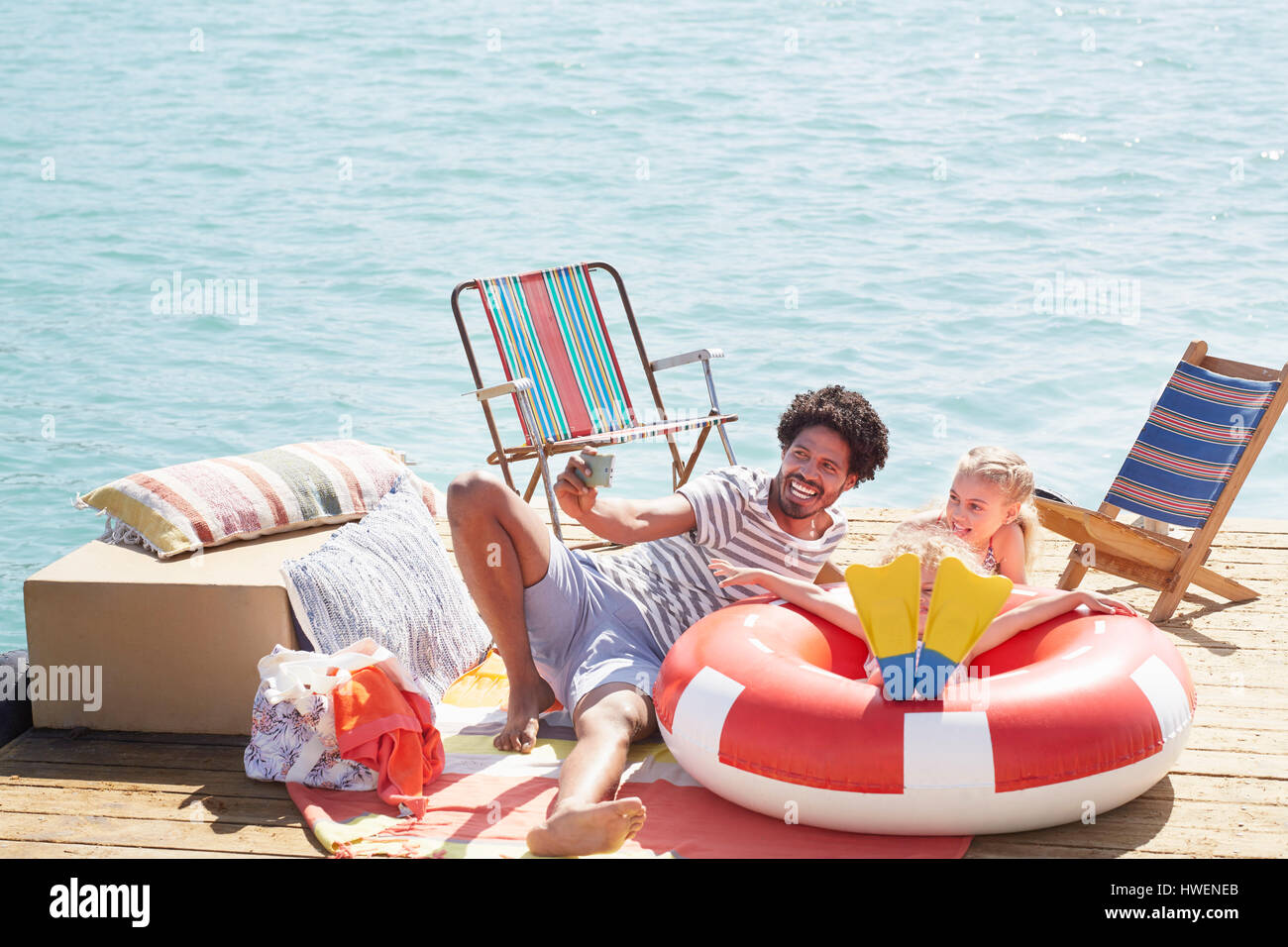 Padre e figlia tenendo selfie su houseboat deck, Kraalbaai, Sud Africa Foto Stock