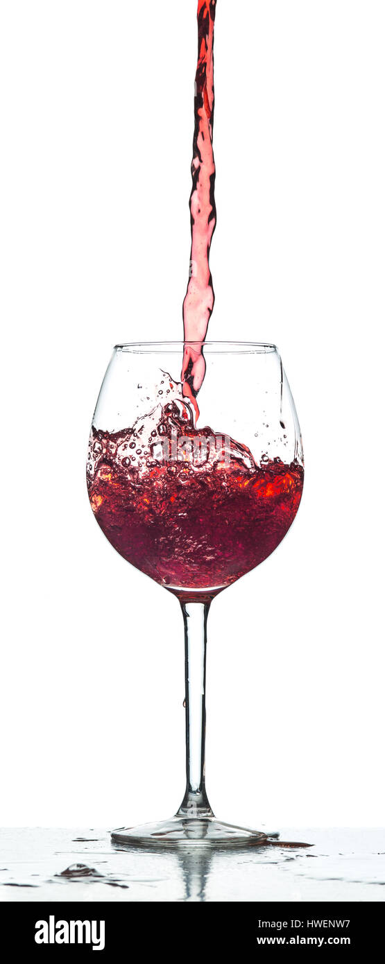 Vino rosso splash su sfondo bianco Foto Stock