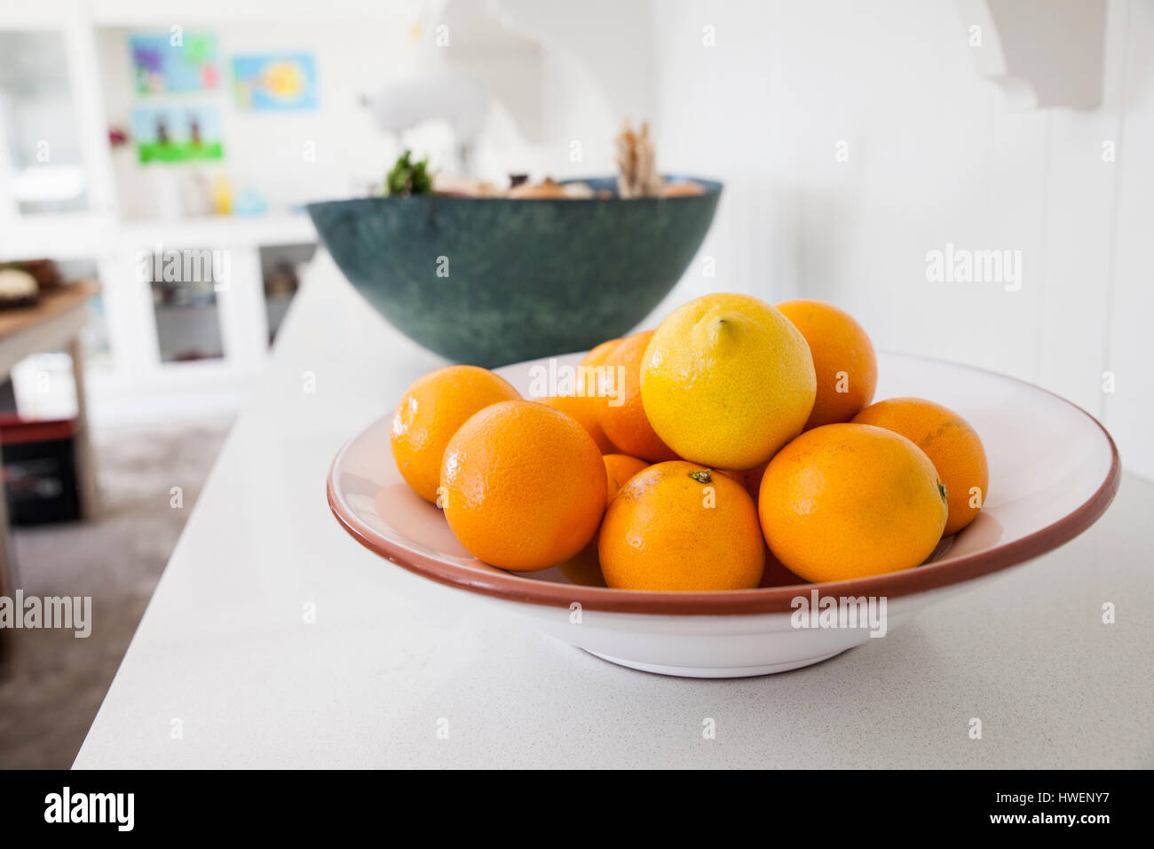 Ciotola di arance fresche sul banco di cucina Foto Stock