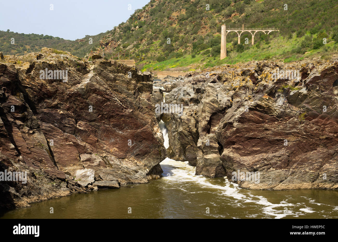 Primo piano sul Pulo do Lubo cascata al fiume Guadiana valley natural park. La forte corrente d'acqua aperto attraverso stretti passaggi della roccia scistosa. Ale Foto Stock