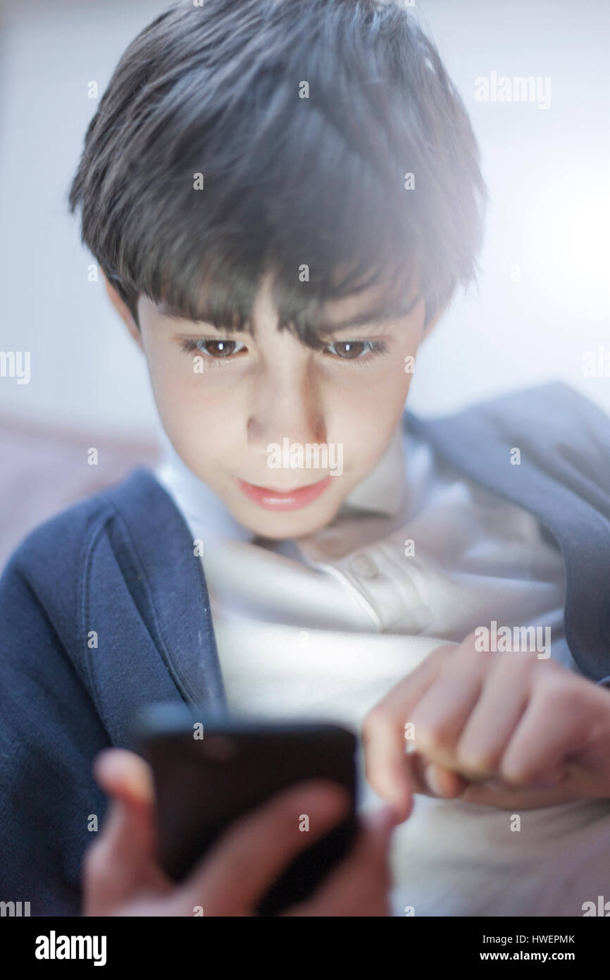 Ragazzo giocando con lo smartphone Foto Stock