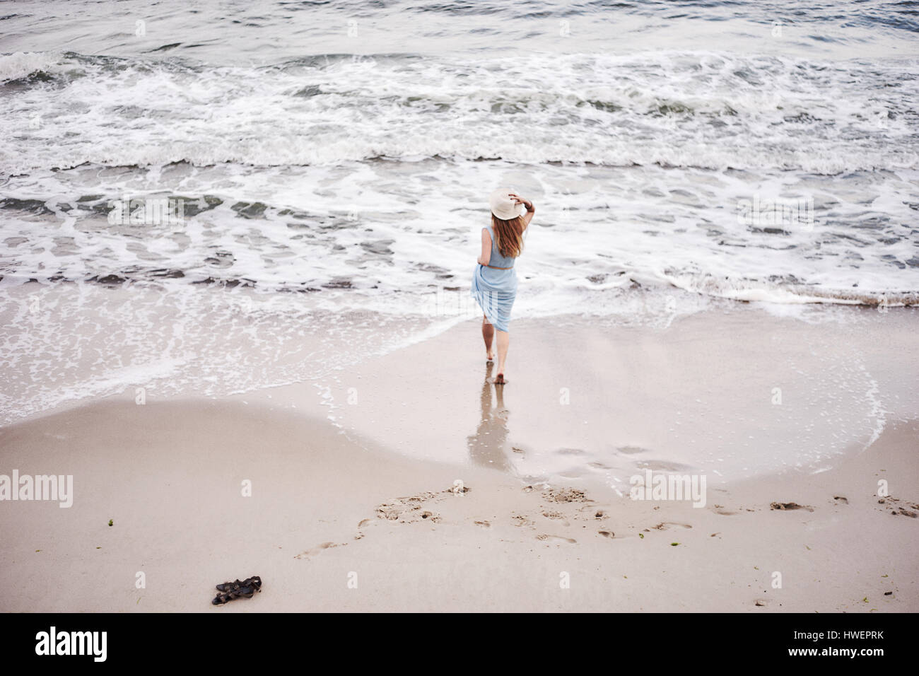 Donna sulla spiaggia Foto Stock