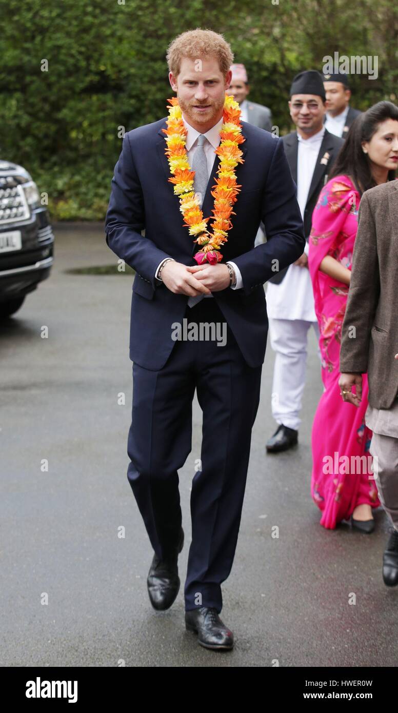 Il principe Harry indossa una ghirlanda dopo arriva per una cerimonia per celebrare il bicentenario di relazioni tra il Regno Unito e il Nepal presso l' ambasciata del Nepal a Londra. Foto Stock