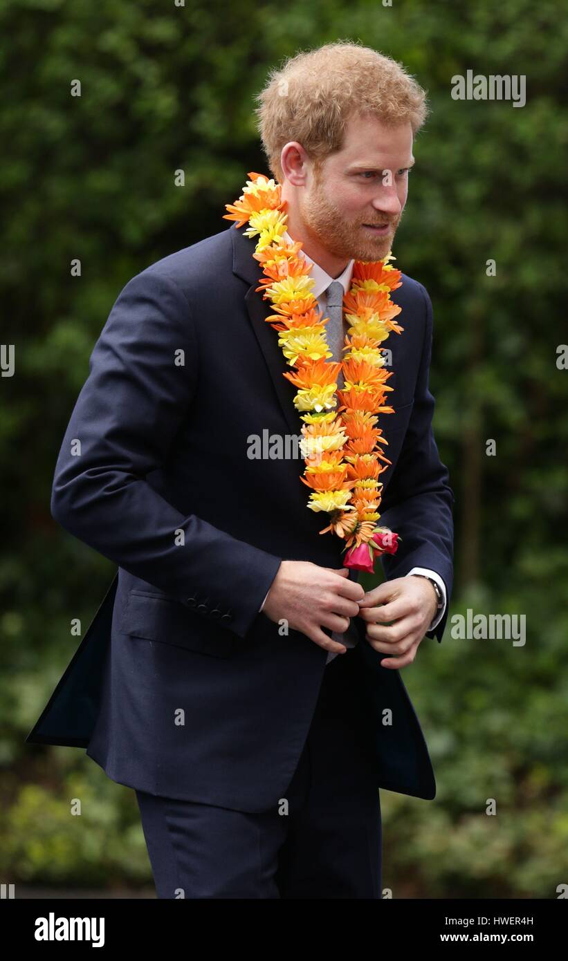 Il principe Harry è riceve una ghirlanda come egli arriva per una cerimonia per celebrare il bicentenario di relazioni tra il Regno Unito e il Nepal presso l' ambasciata del Nepal a Londra. Foto Stock