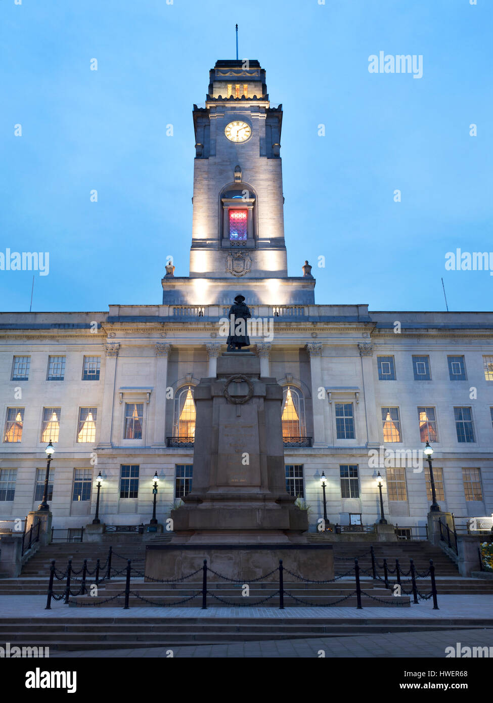 Barnsley Town Hall e Memoriale di guerra al crepuscolo Barnsley South Yorkshire Inghilterra Foto Stock