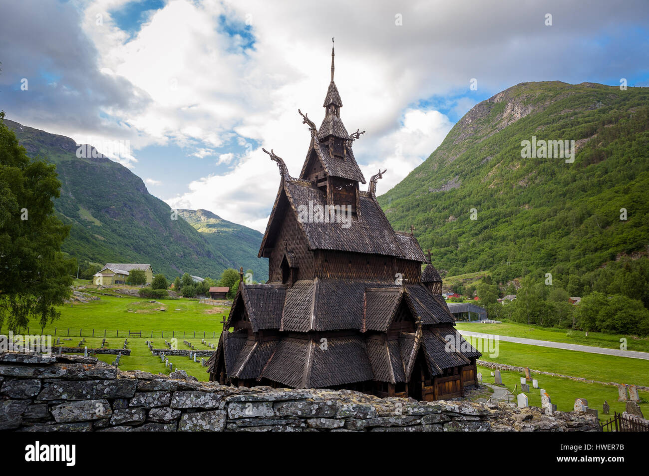 Borgund doga Chiesa e lo sfondo di montagna Foto Stock