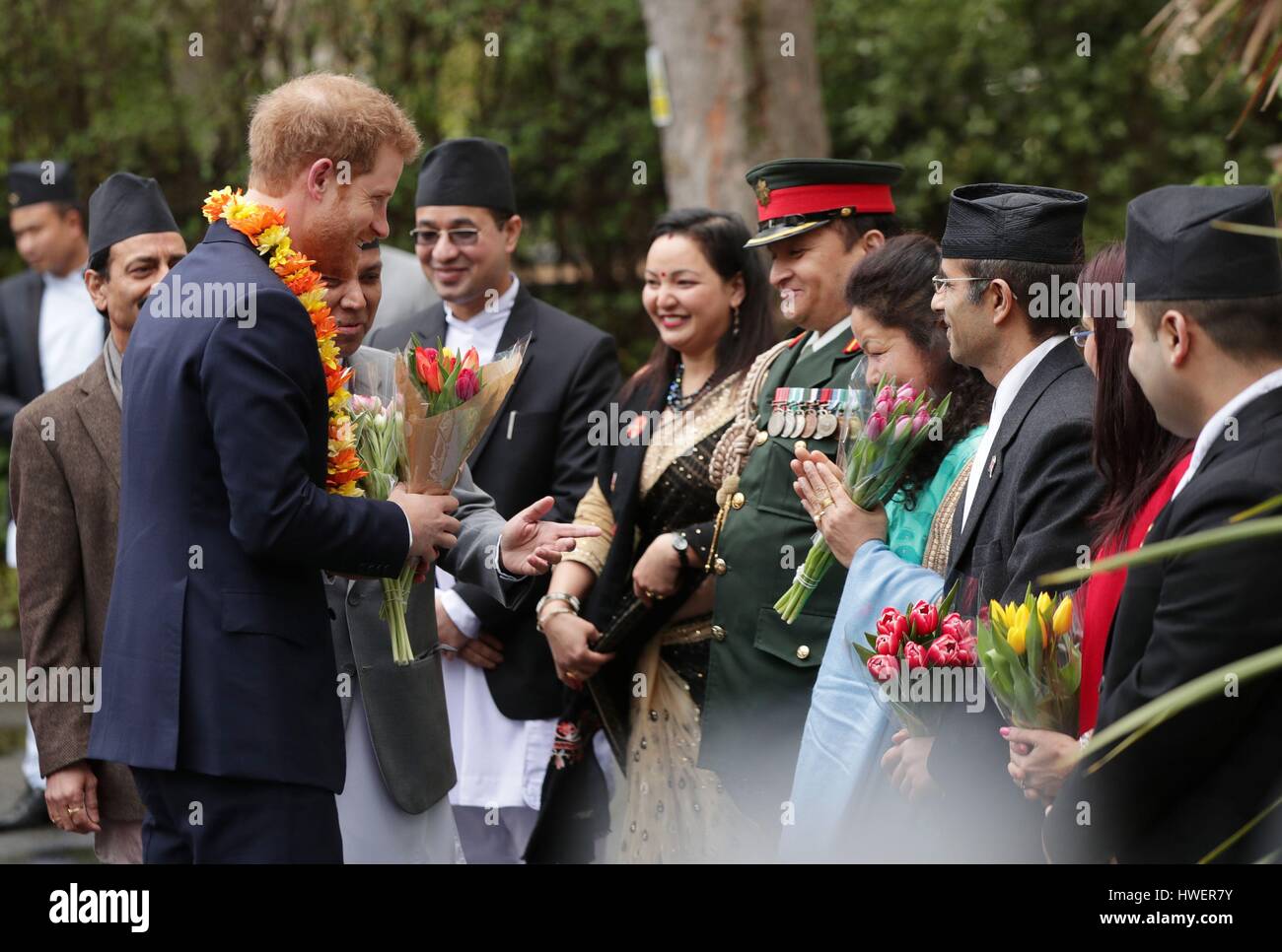 Il principe Harry riceve dei fiori e una ghirlanda di fiori come egli arriva per una cerimonia per celebrare il bicentenario di relazioni tra il Regno Unito e il Nepal presso l' ambasciata del Nepal a Londra. Foto Stock