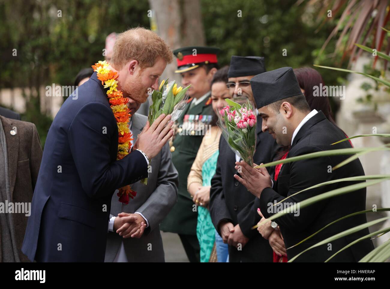 Il principe Harry scambia un namaste saluto come egli arriva per una cerimonia per celebrare il bicentenario di relazioni tra il Regno Unito e il Nepal presso l' ambasciata del Nepal a Londra. Foto Stock