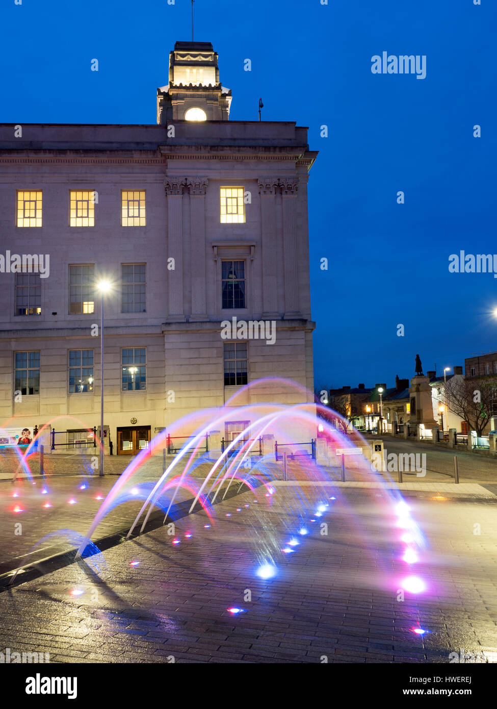 Fontana illuminata in Barnsley Pals Centenary Square al crepuscolo Barnsley South Yorkshire Inghilterra Foto Stock