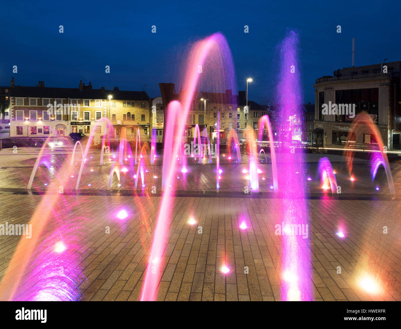 Fontana illuminata in Barnsley Pals Centenary Square al crepuscolo Barnsley South Yorkshire Inghilterra Foto Stock